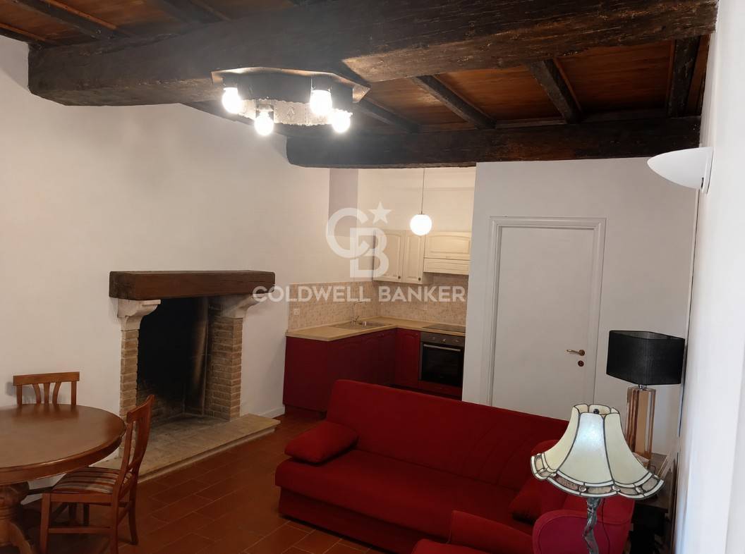 Appartamento indipendente in vendita a Caprarola, centro