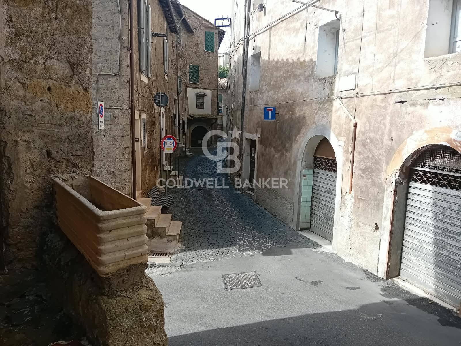 Appartamento indipendente in vendita a Caprarola, centro