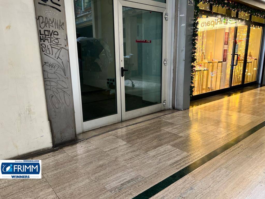 Locale commerciale in vendita a Roma, S.Giovanni