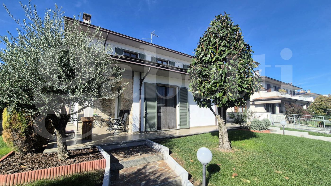 Villa con giardino a Rottofreno