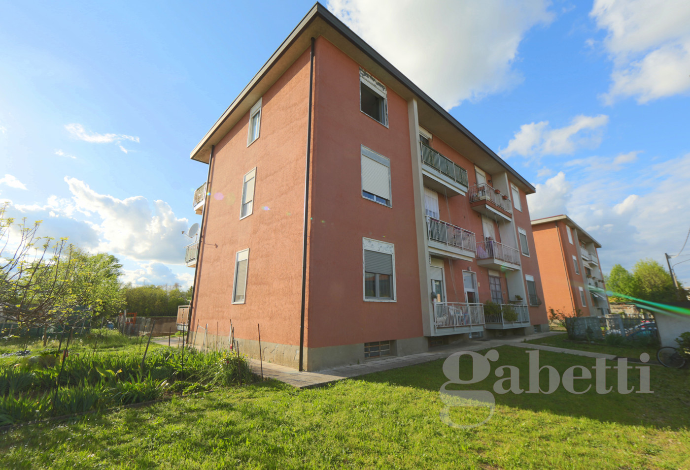 Trilocale con box a Lonate Pozzolo