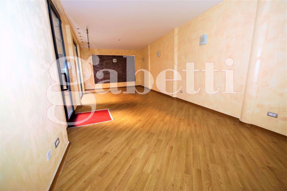 Negozio in affitto a Gallarate