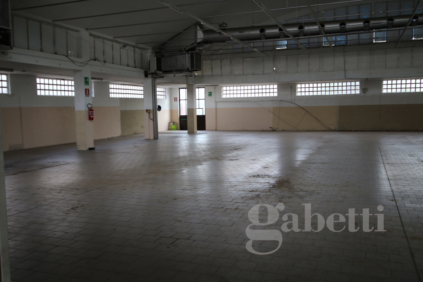 Capannone con box doppio a Olgiate Olona