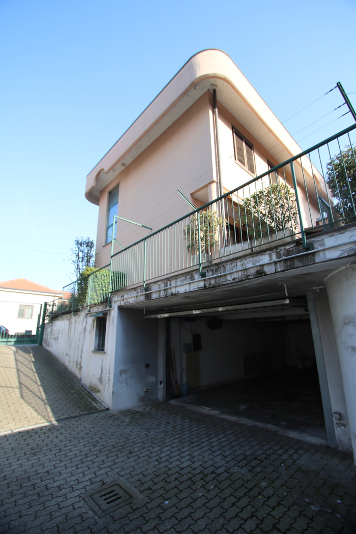 Villa Bifamiliare con giardino a Busto Arsizio