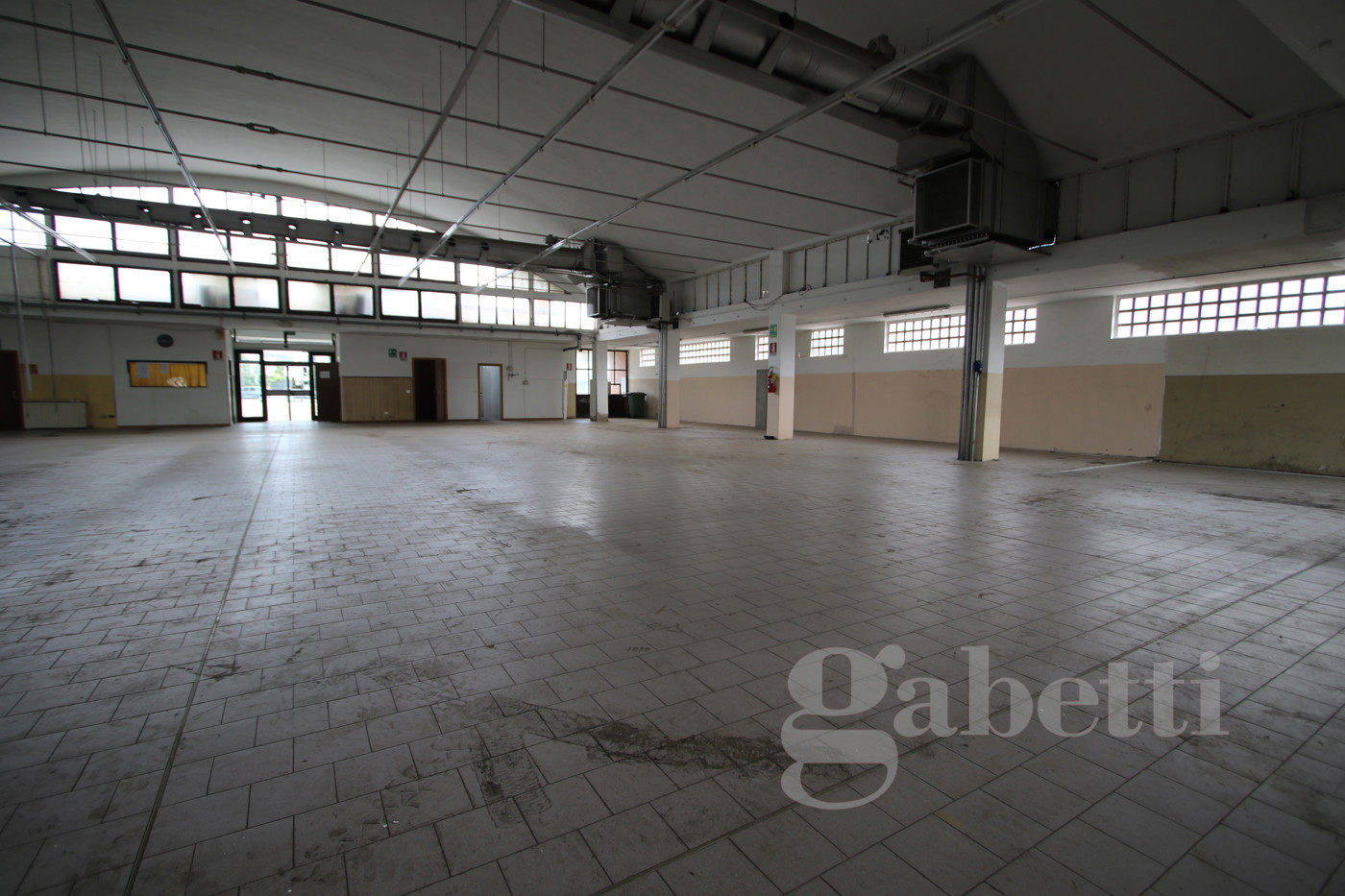 Capannone con box doppio a Olgiate Olona