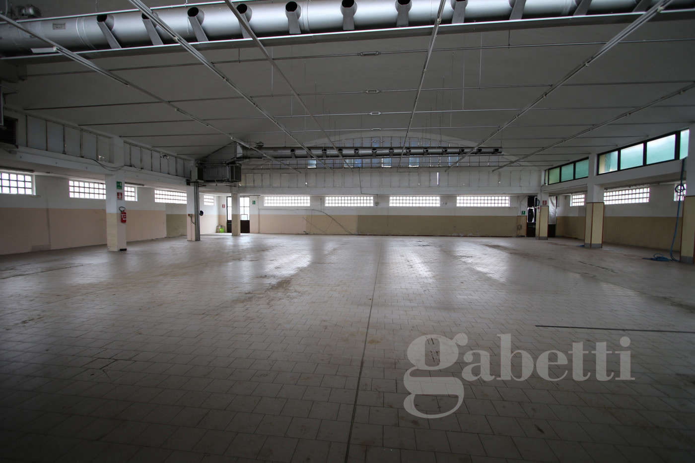 Capannone con box doppio a Olgiate Olona