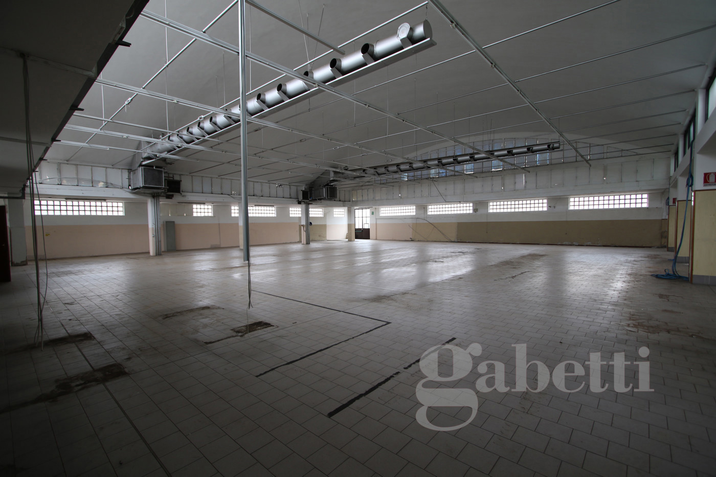 Capannone con box doppio a Olgiate Olona