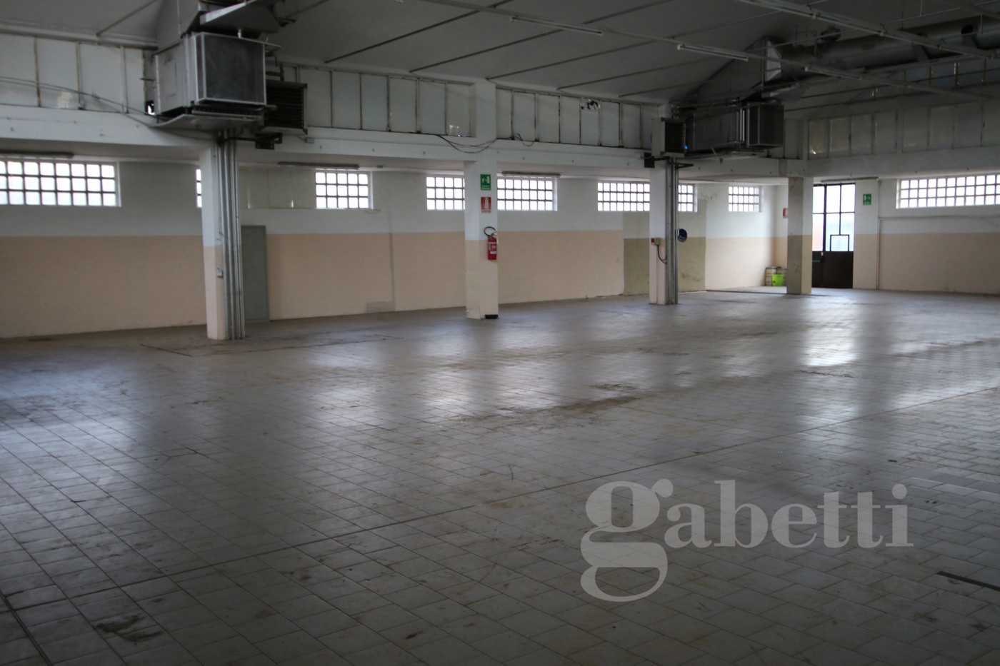 Capannone con box doppio a Olgiate Olona