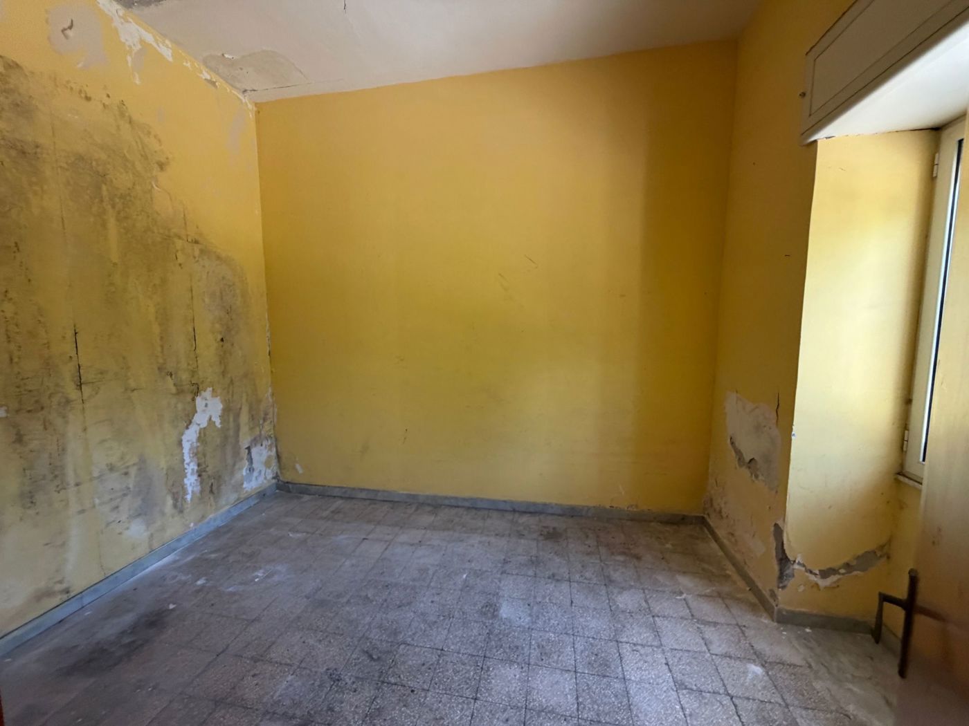 Monolocale da ristrutturare a Napoli