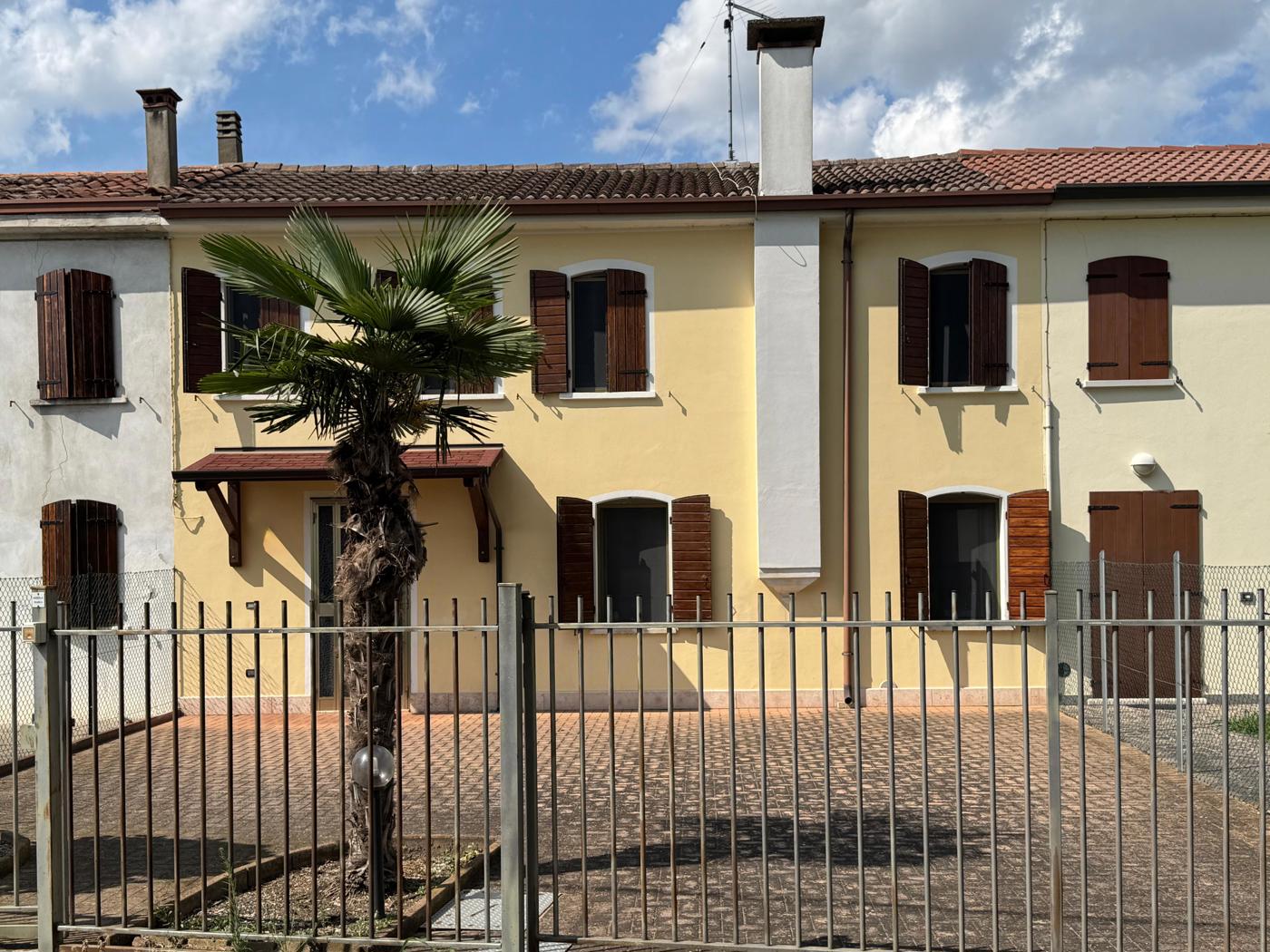 Villetta a schiera con giardino a Casale di Scodosia