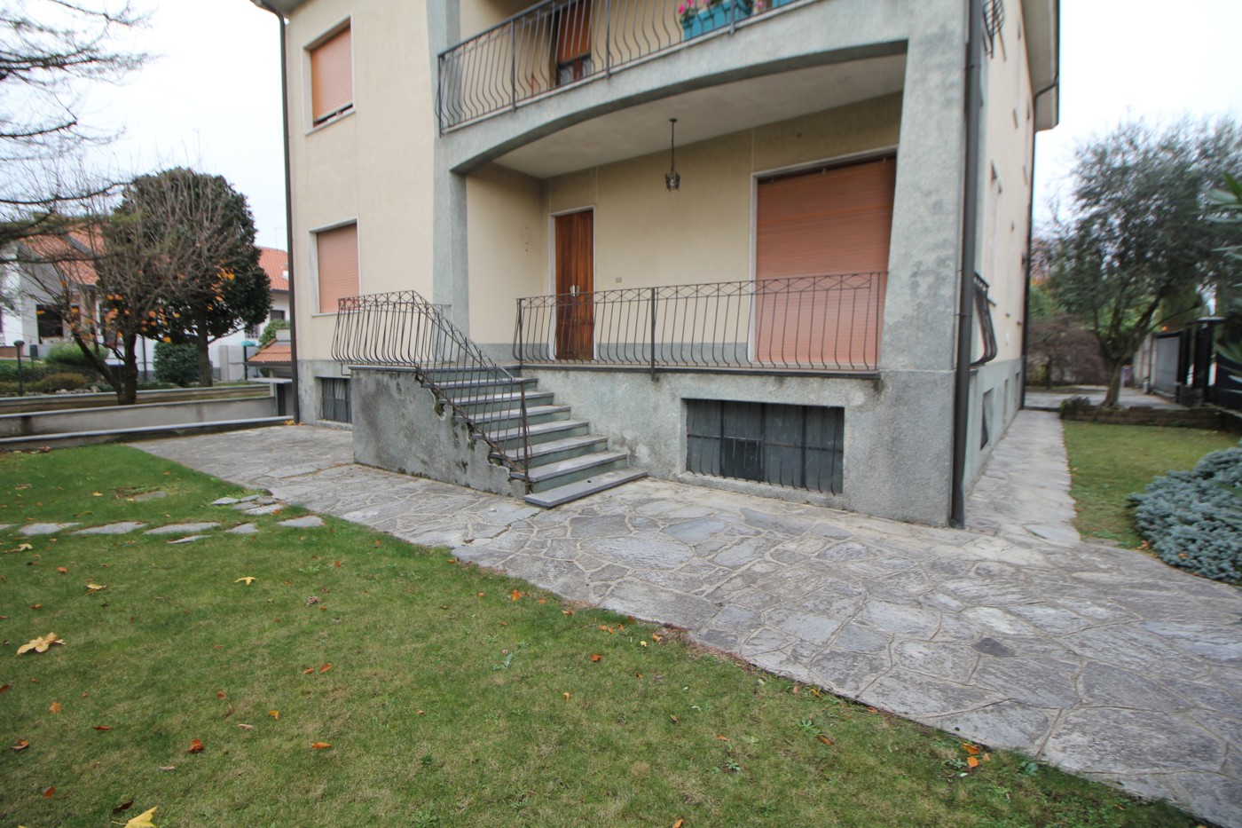 Villa Bifamiliare con giardino a Gorla Minore