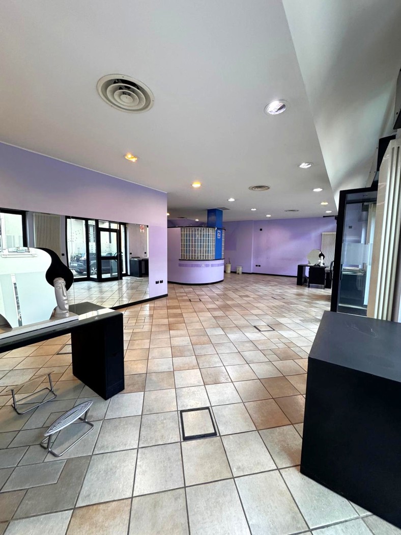 Negozio in vendita a Legnano