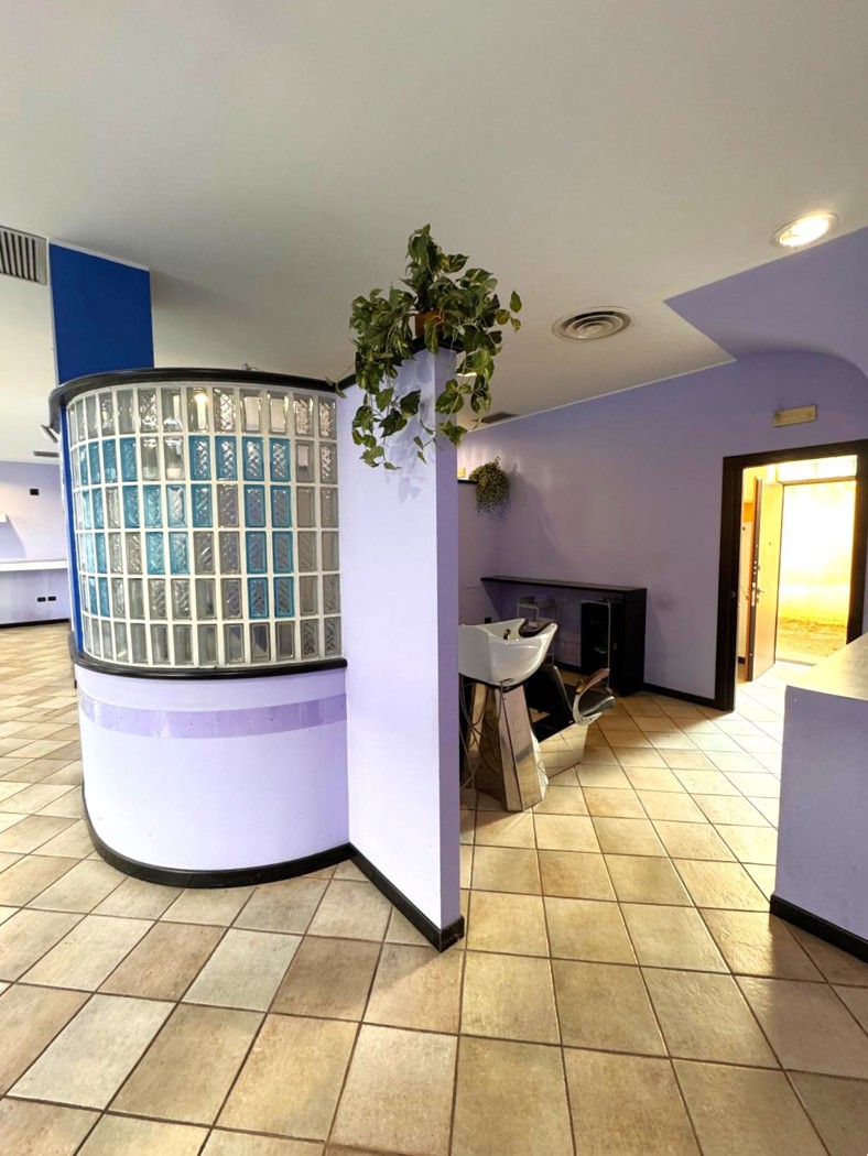 Negozio in vendita a Legnano