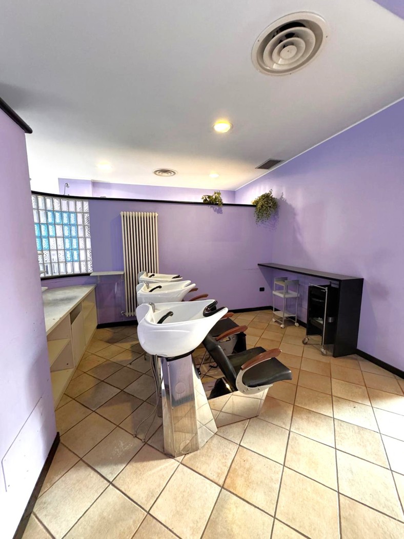 Negozio in vendita a Legnano