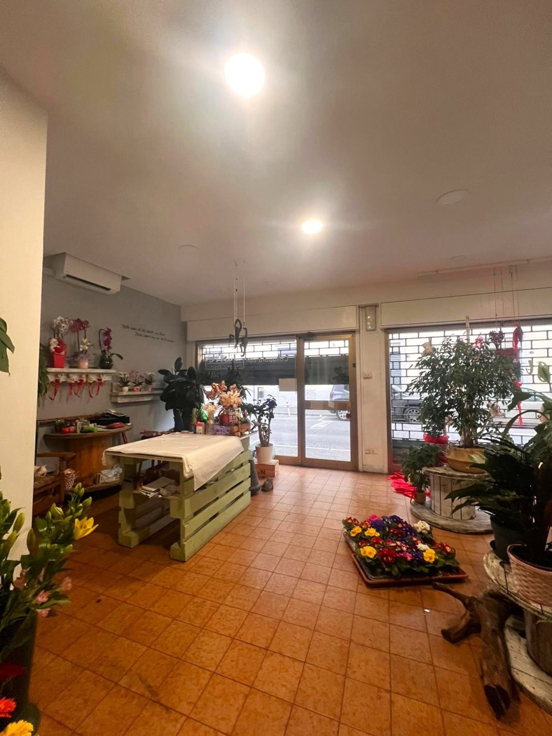 Negozio in vendita a Gorla Minore