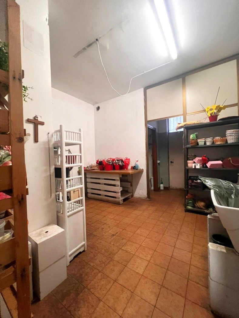 Negozio in vendita a Gorla Minore