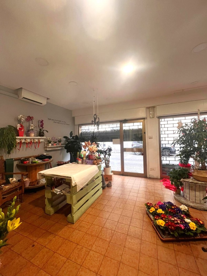 Negozio in vendita a Gorla Minore