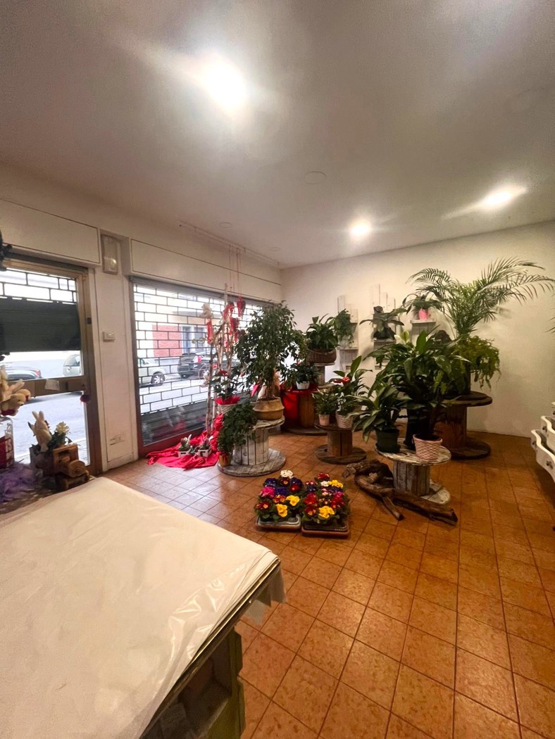 Negozio in vendita a Gorla Minore