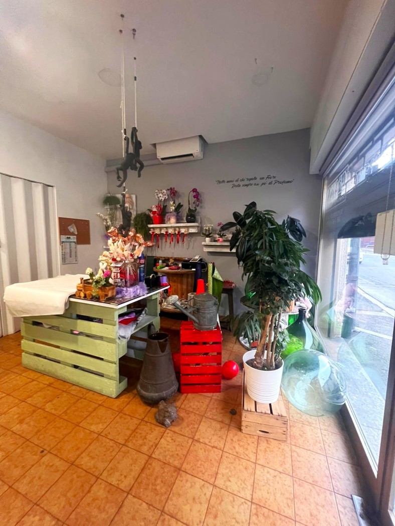 Negozio in vendita a Gorla Minore