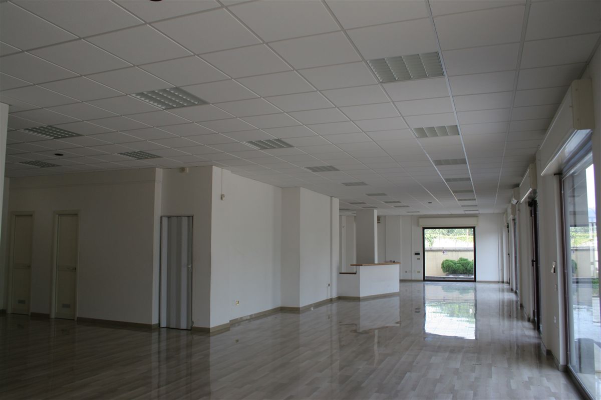 Negozio in affitto a Casoria