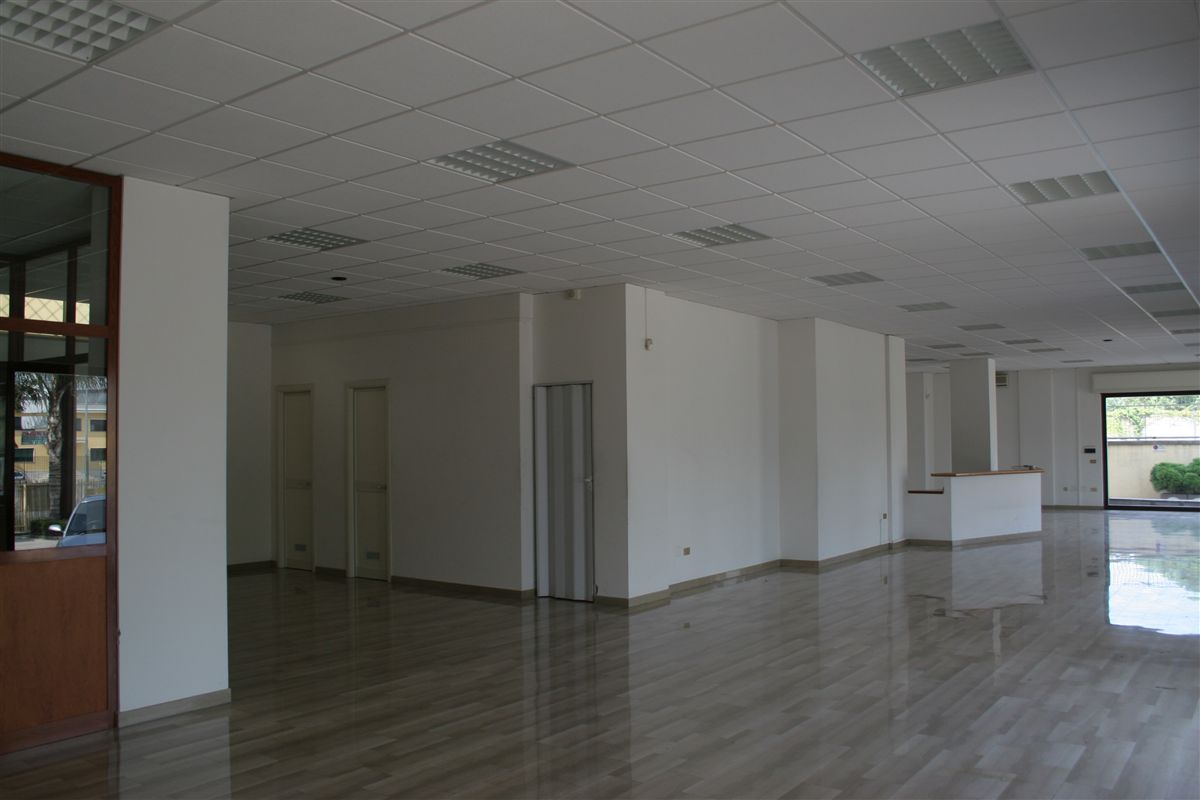 Negozio in affitto a Casoria