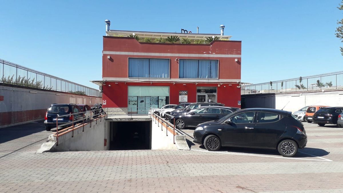 Ufficio con box doppio a Casoria