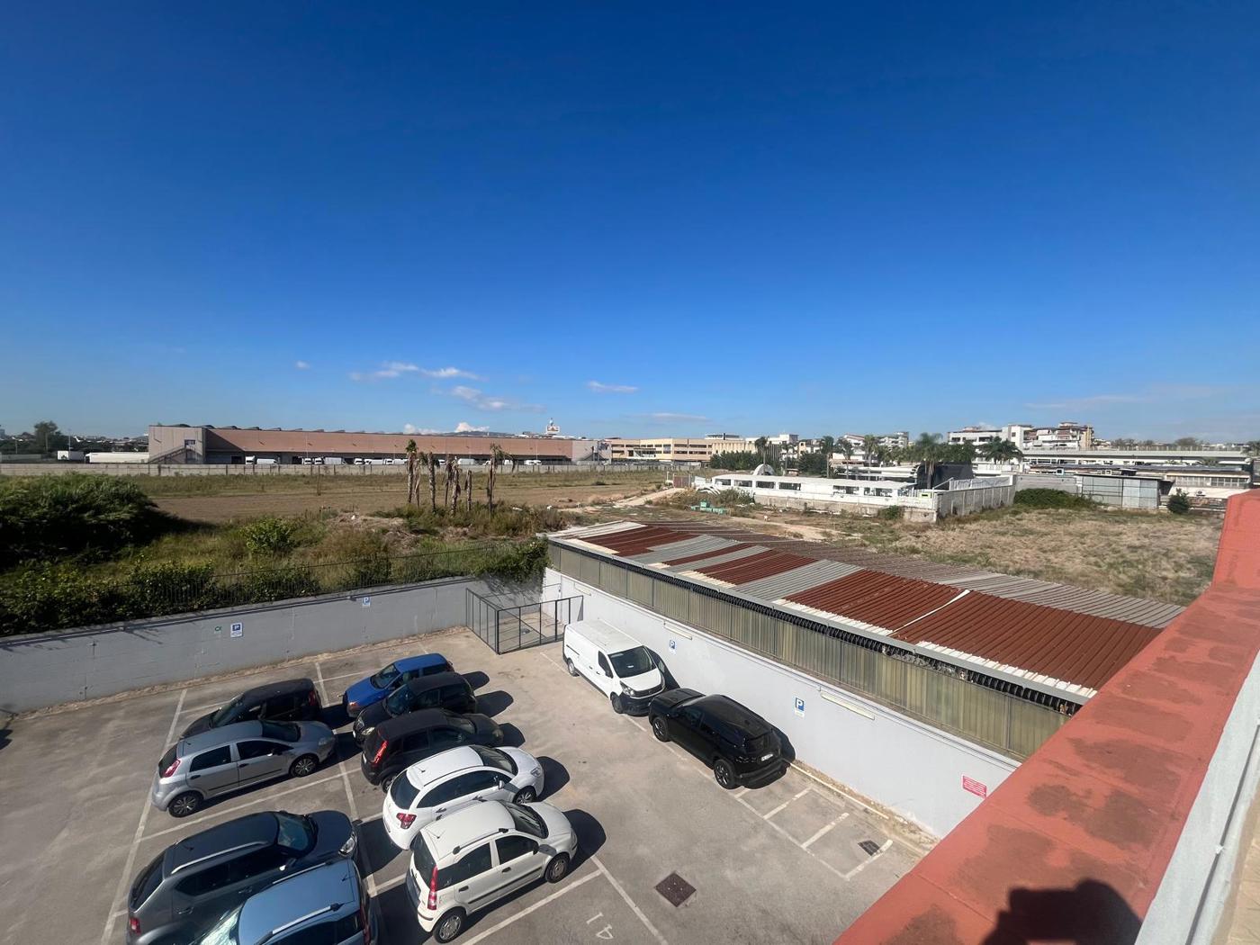 Ufficio con box doppio a Casoria