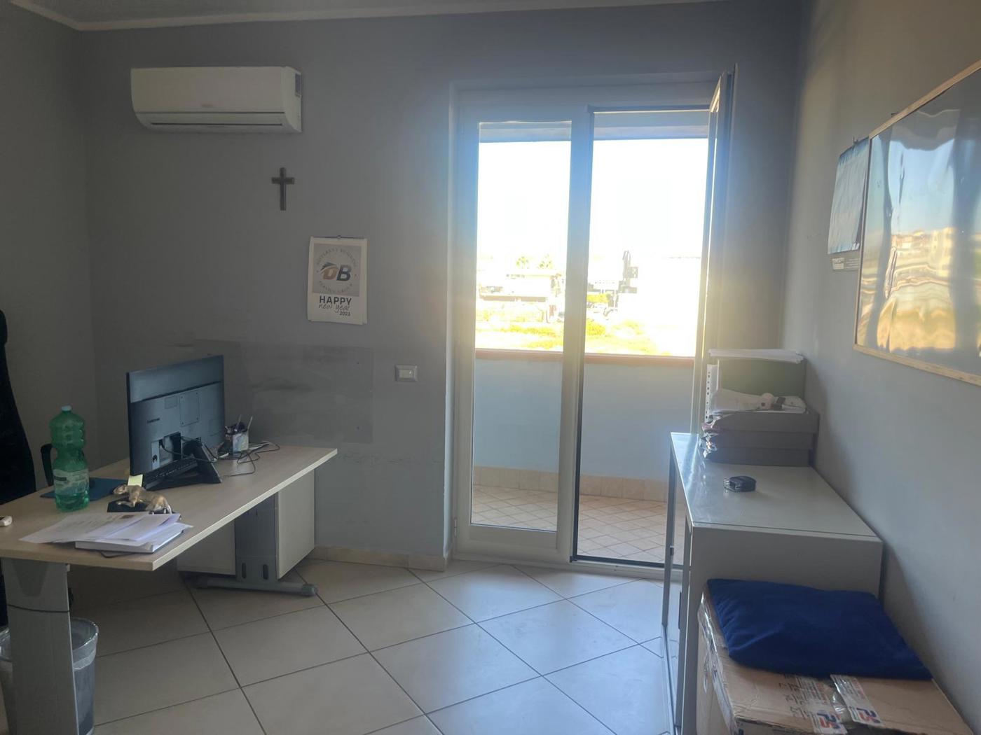 Ufficio con box doppio a Casoria