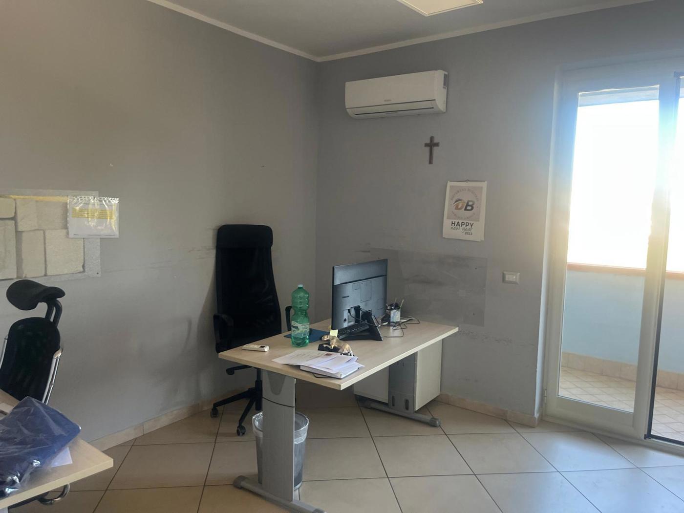 Ufficio con box doppio a Casoria