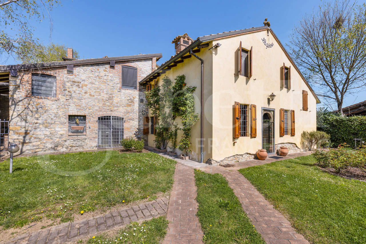 Rustico con giardino a Alseno