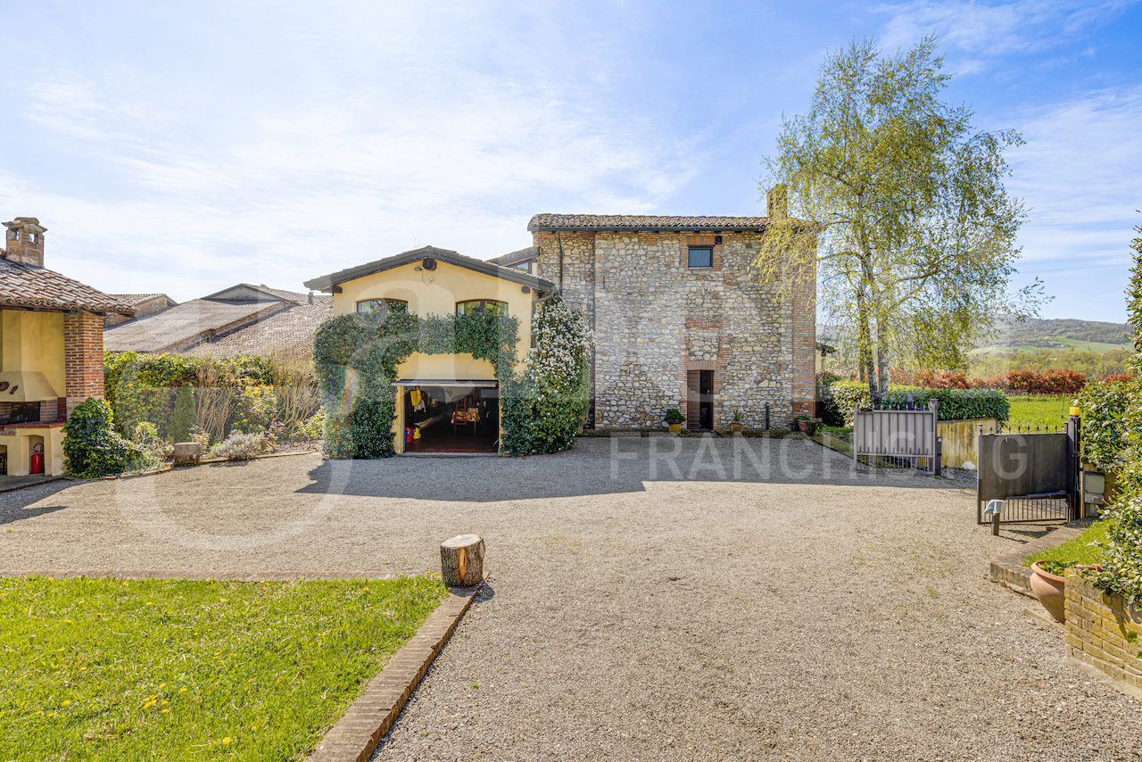 Rustico con giardino a Alseno