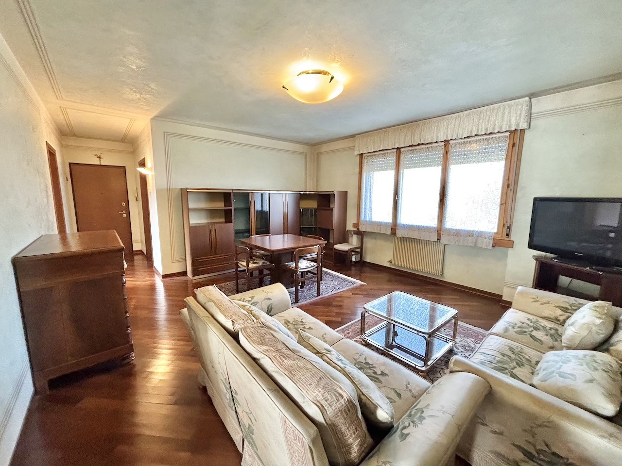 Trilocale arredato in affitto a Parma