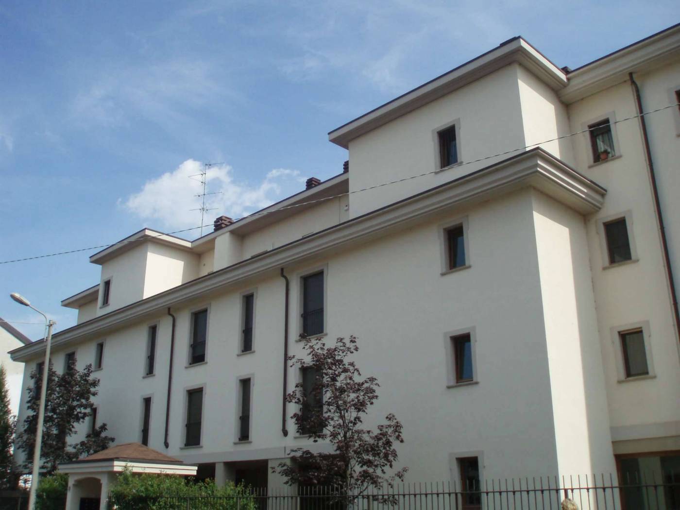 Trilocale arredato in affitto a Monza