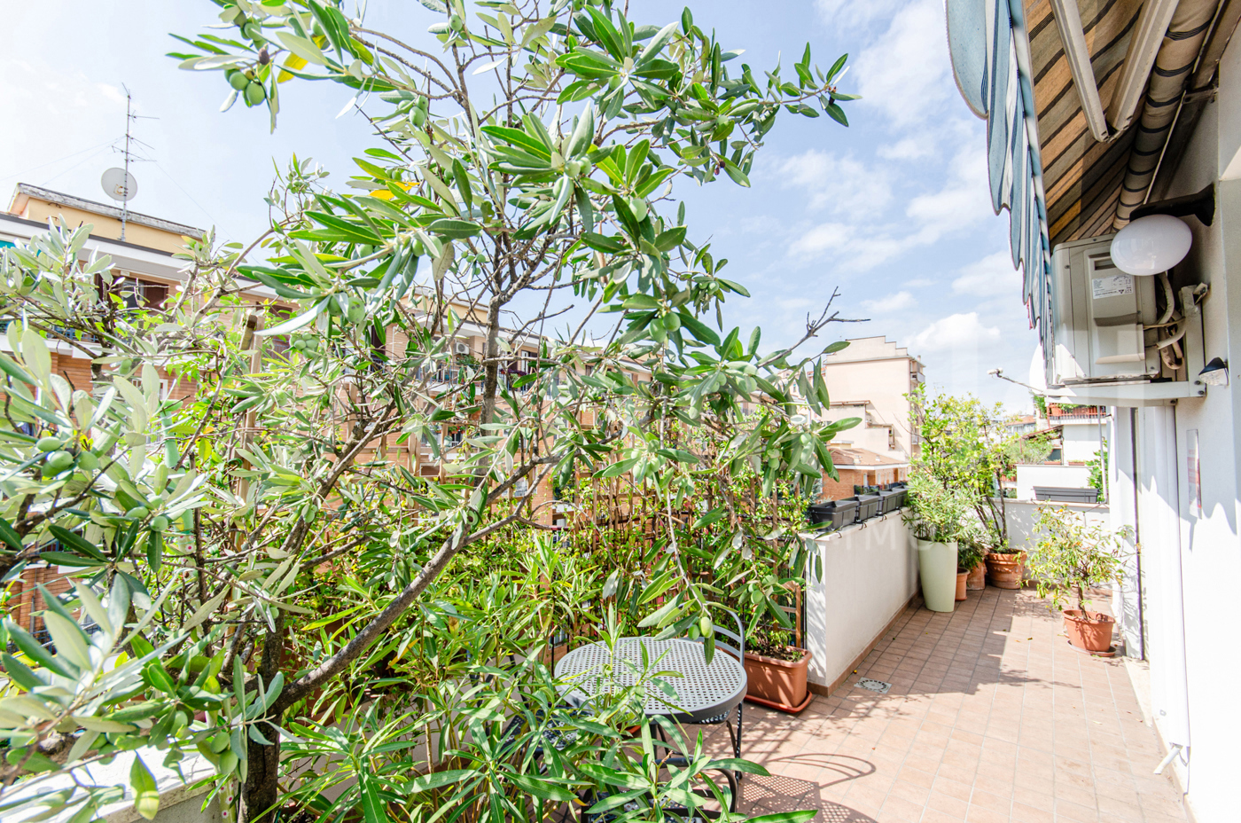 Trilocale con box a Milano