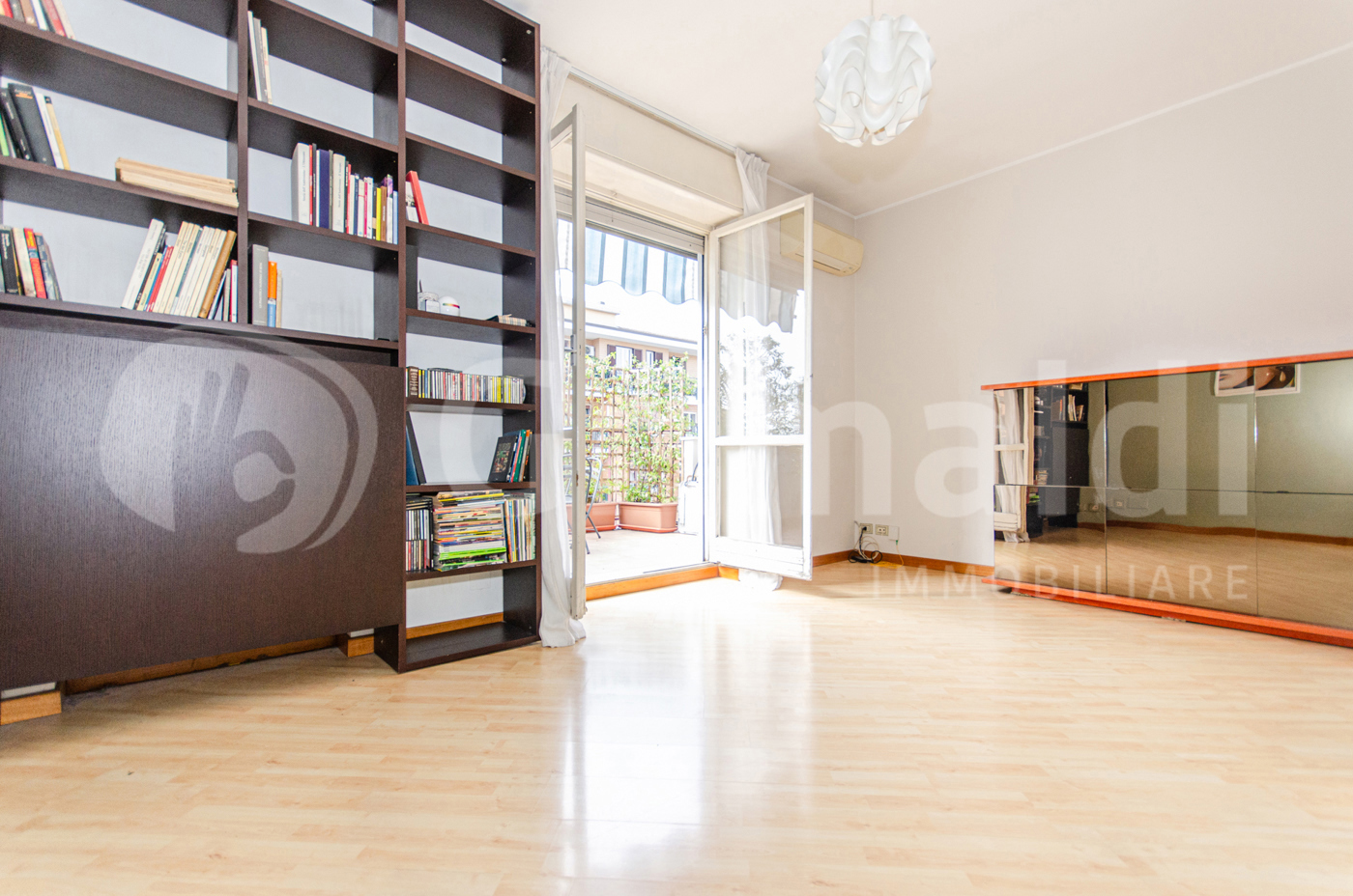 Trilocale con box a Milano