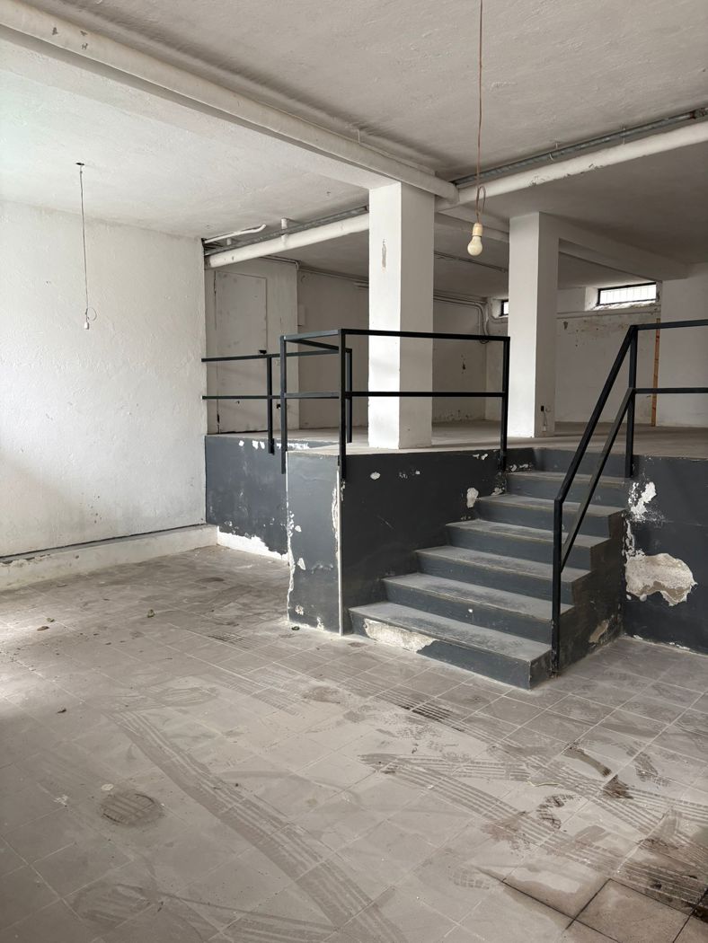 Magazzino con box doppio a Monza