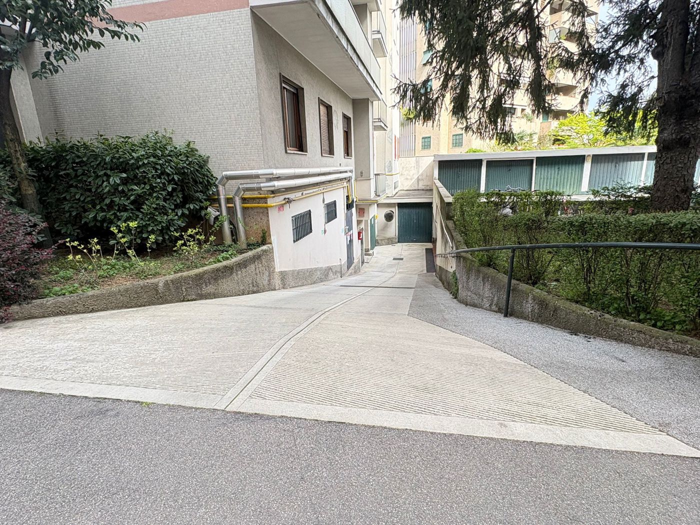 Magazzino con box doppio a Monza