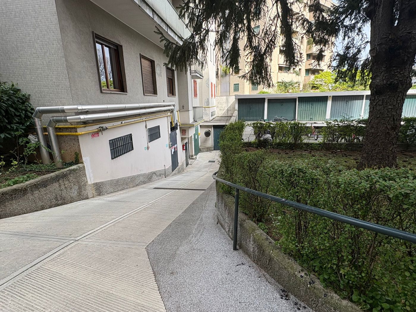 Magazzino con box doppio a Monza