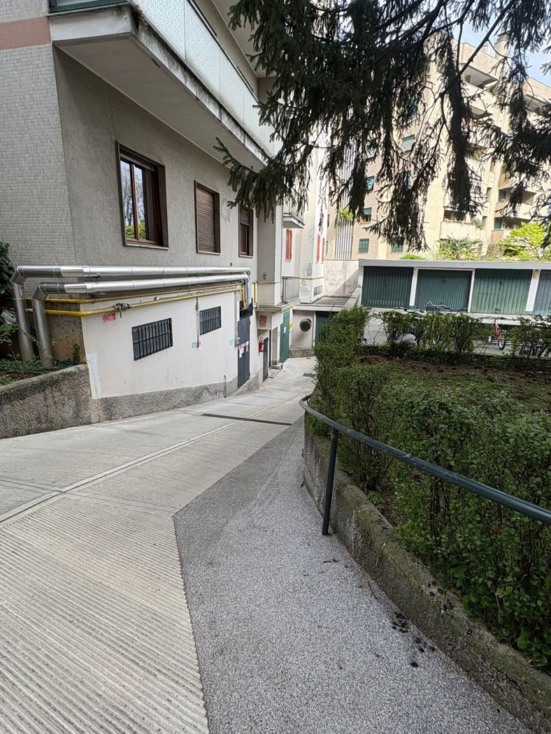 Magazzino con box doppio a Monza