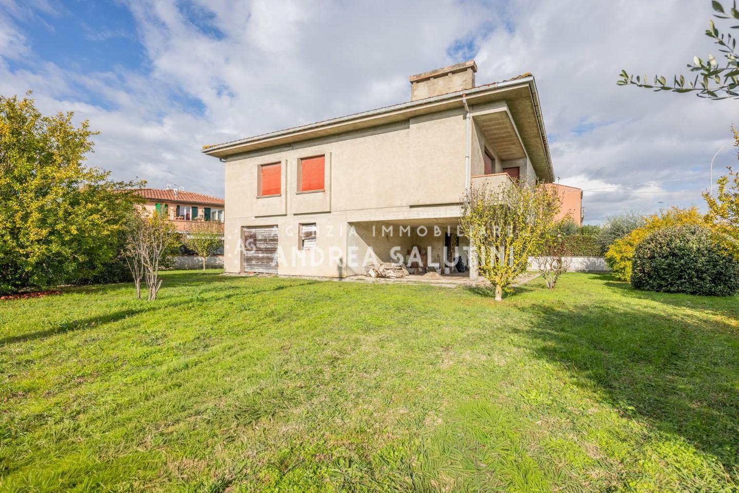 Villa con giardino, Calcinaia oltrarno