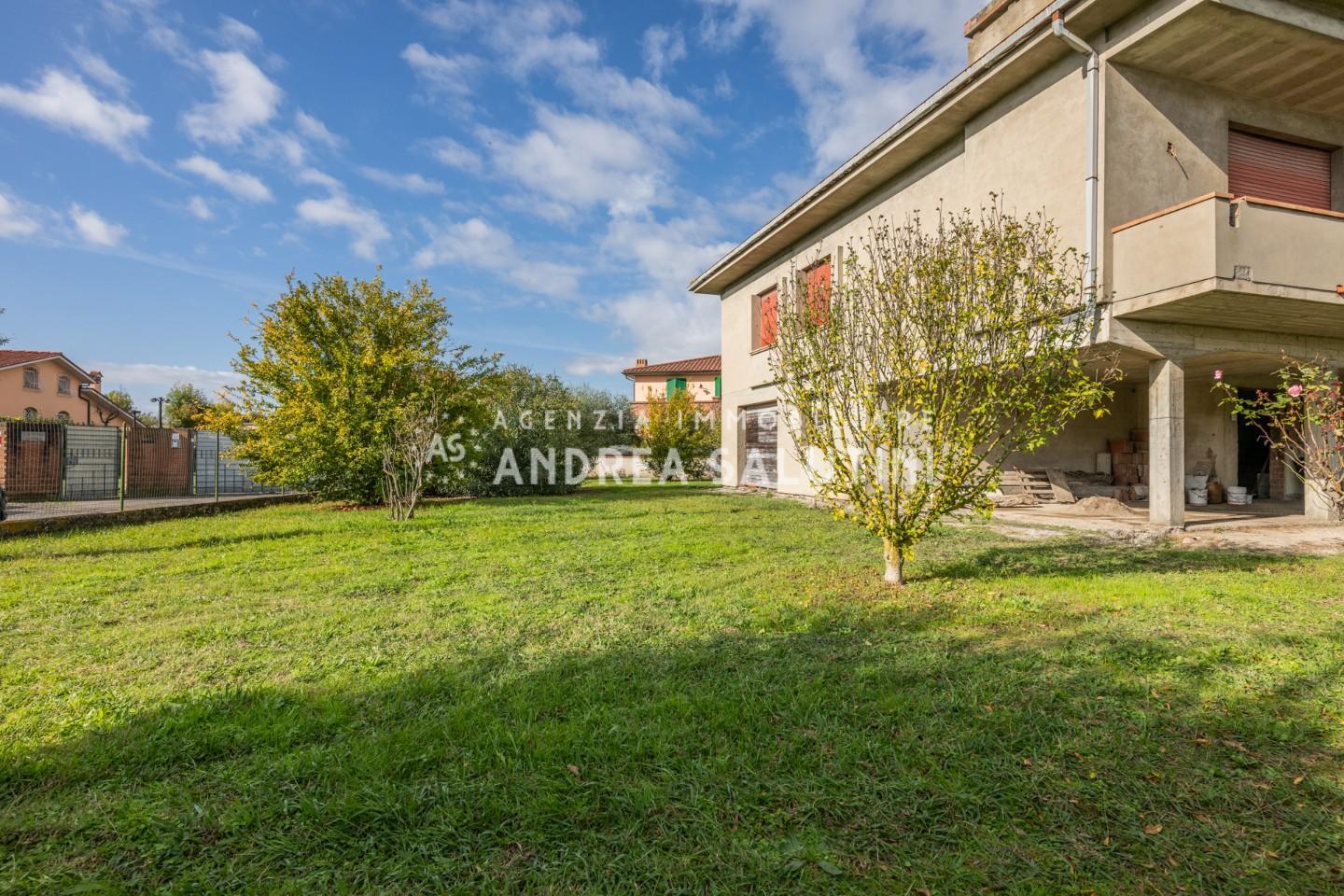 Villa con giardino, Calcinaia oltrarno