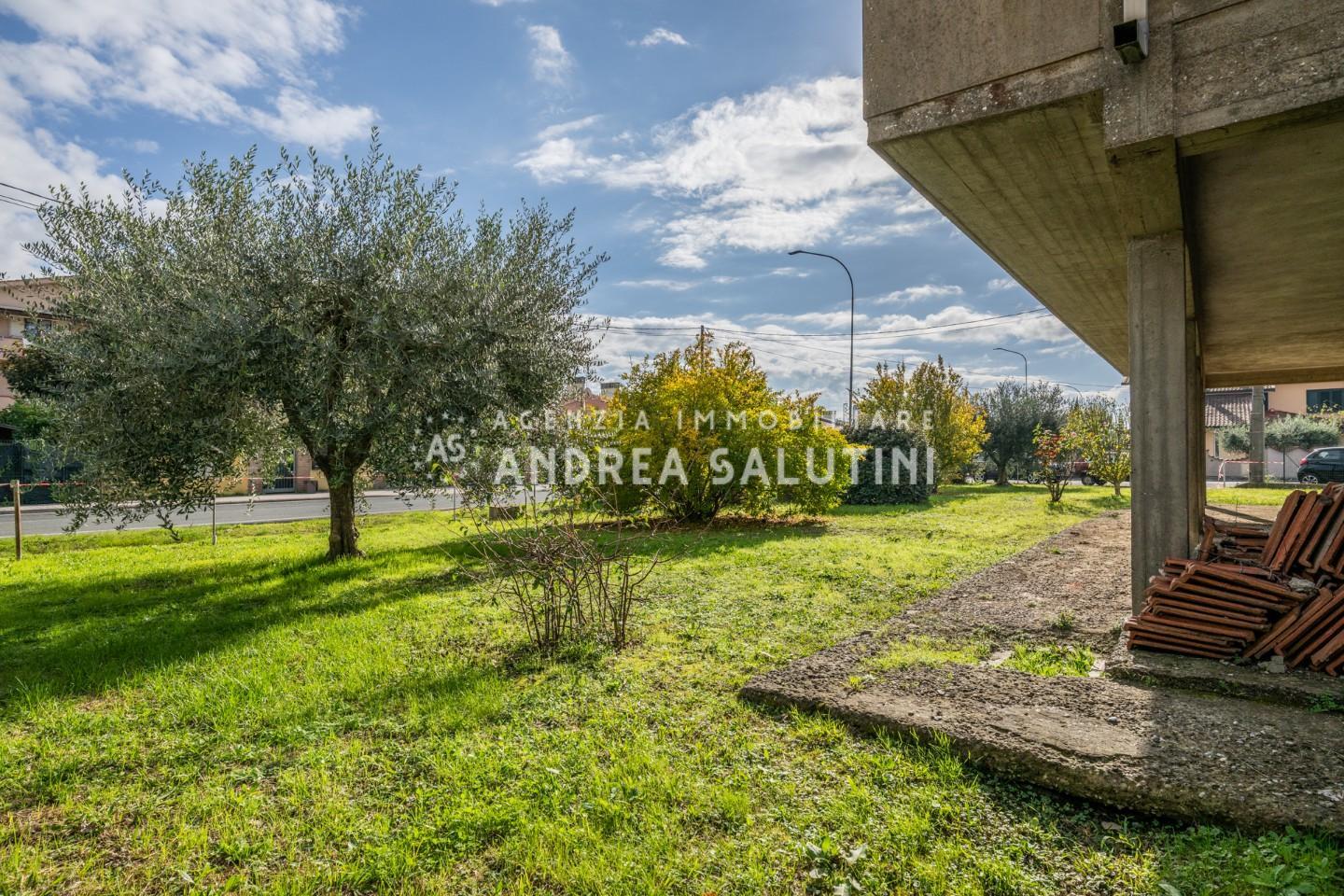 Villa con giardino, Calcinaia oltrarno