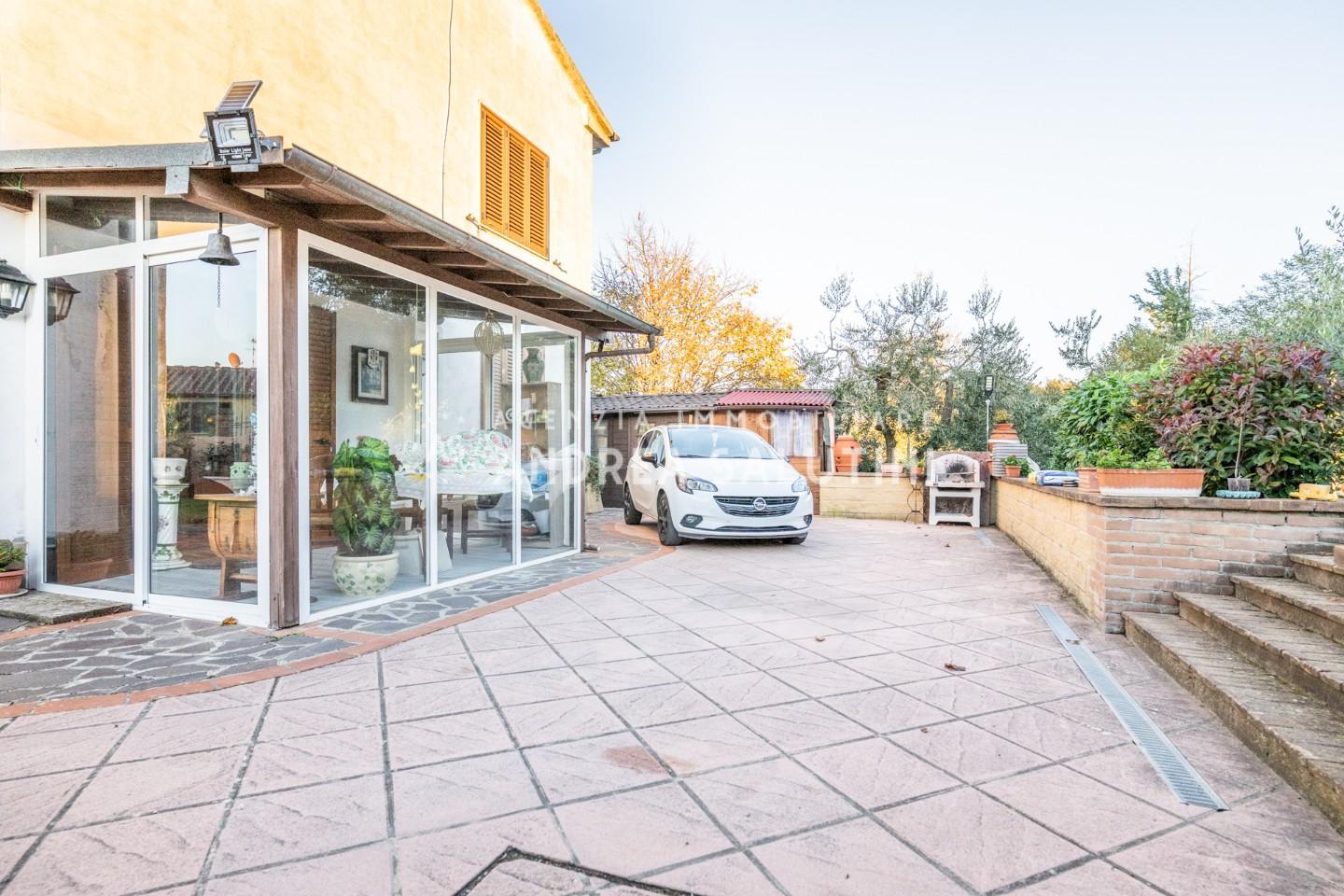 Villa con giardino a Palaia