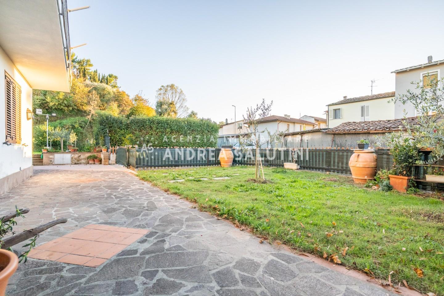 Villa con giardino a Palaia