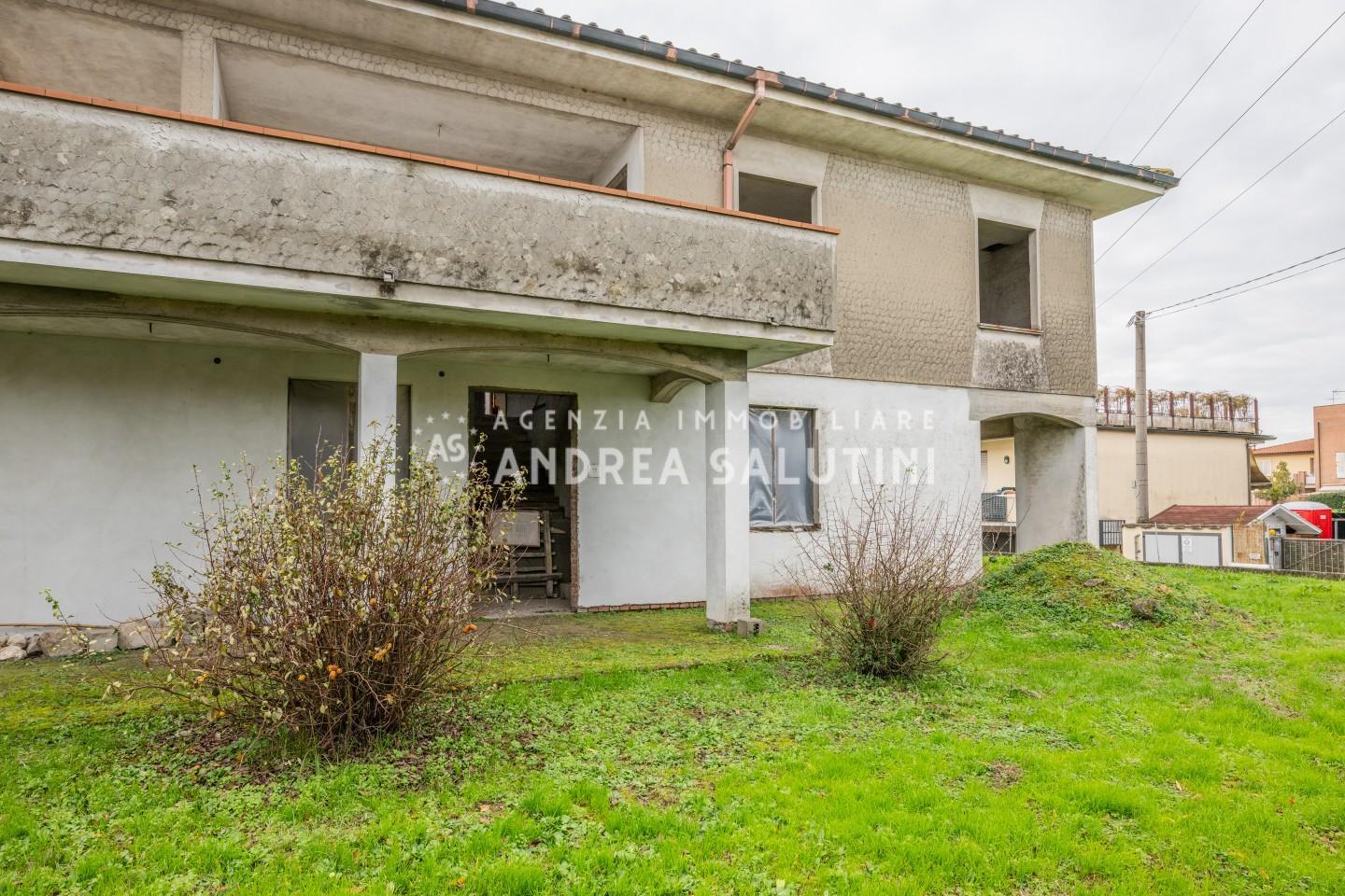 Villa con giardino, Calcinaia oltrarno