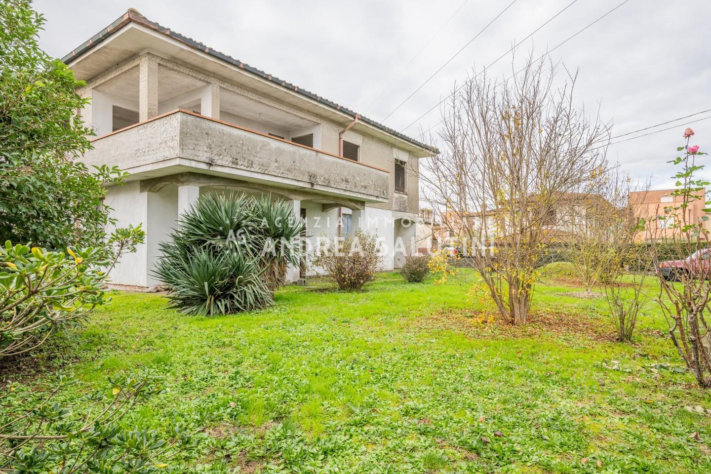 Villa con giardino, Calcinaia oltrarno