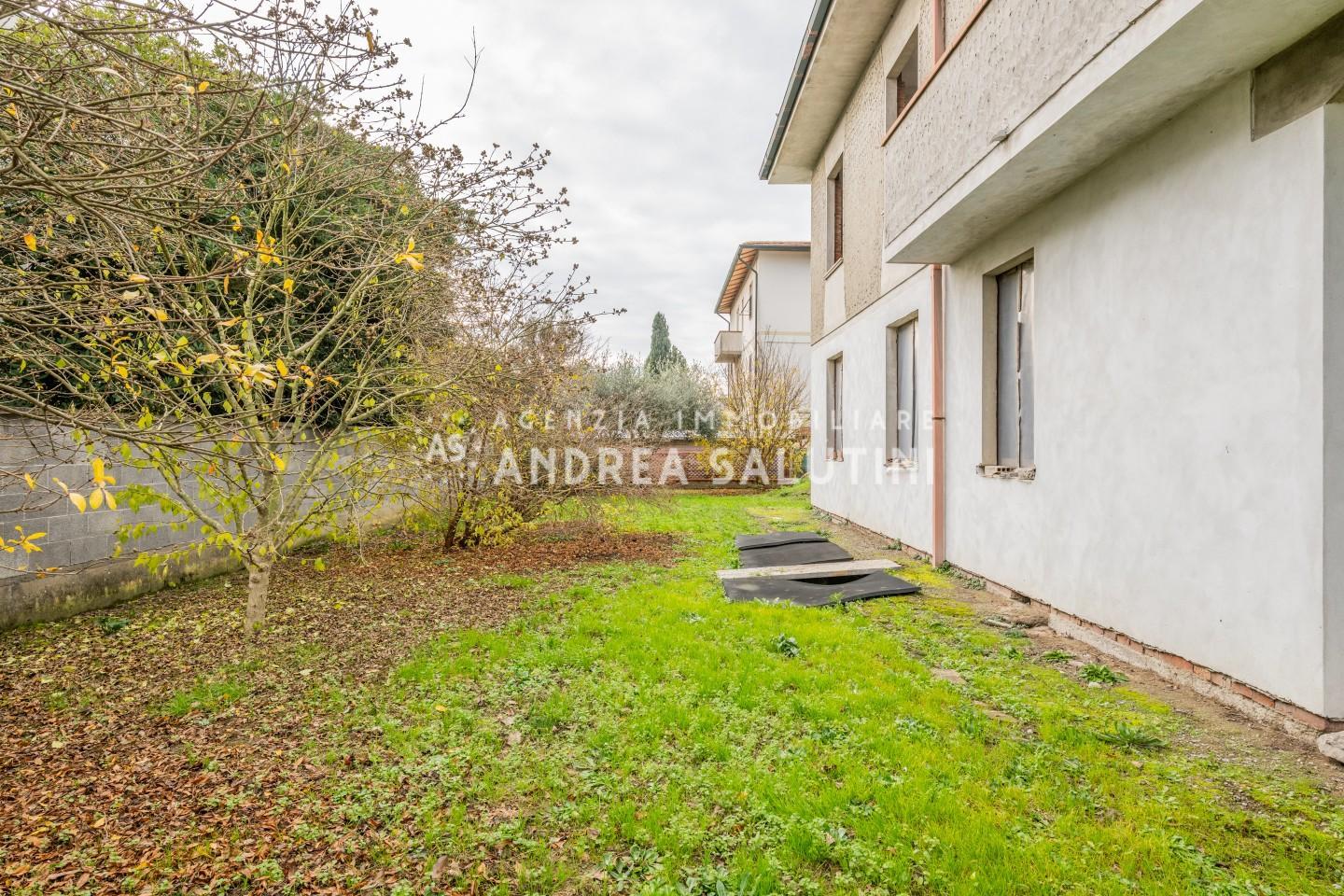 Villa con giardino, Calcinaia oltrarno