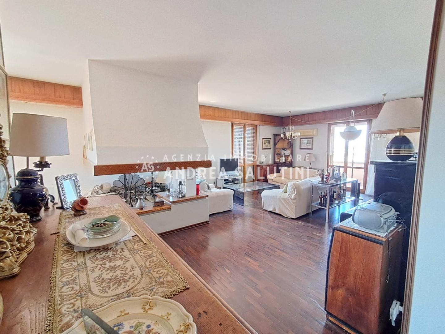 Attico con terrazzo, Pontedera centro