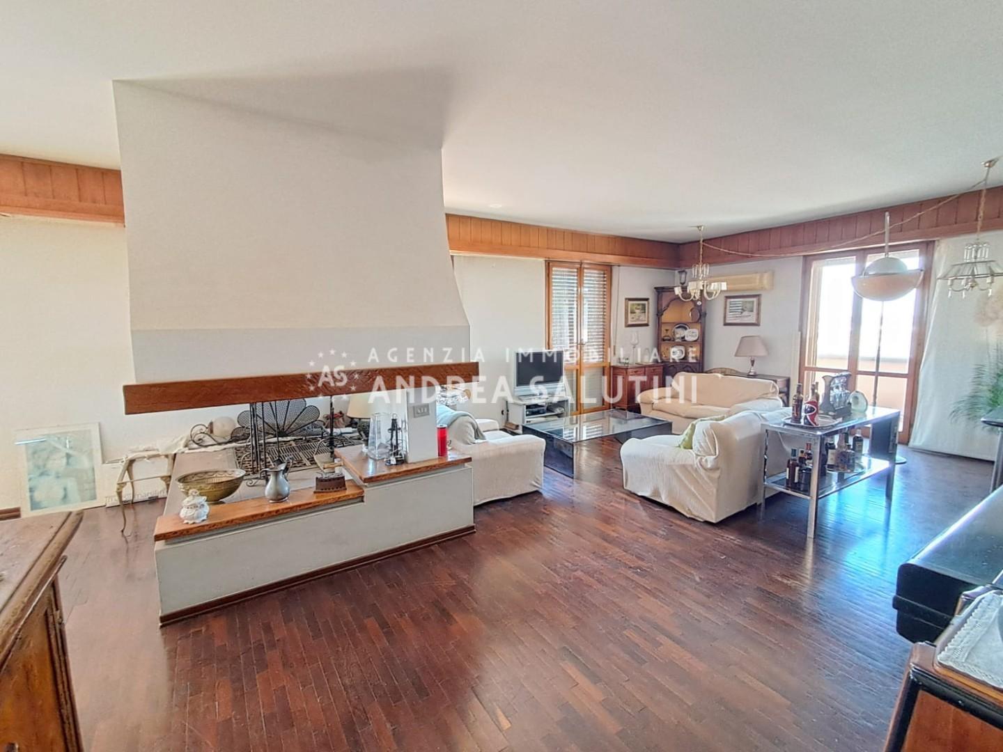 Attico con terrazzo, Pontedera centro