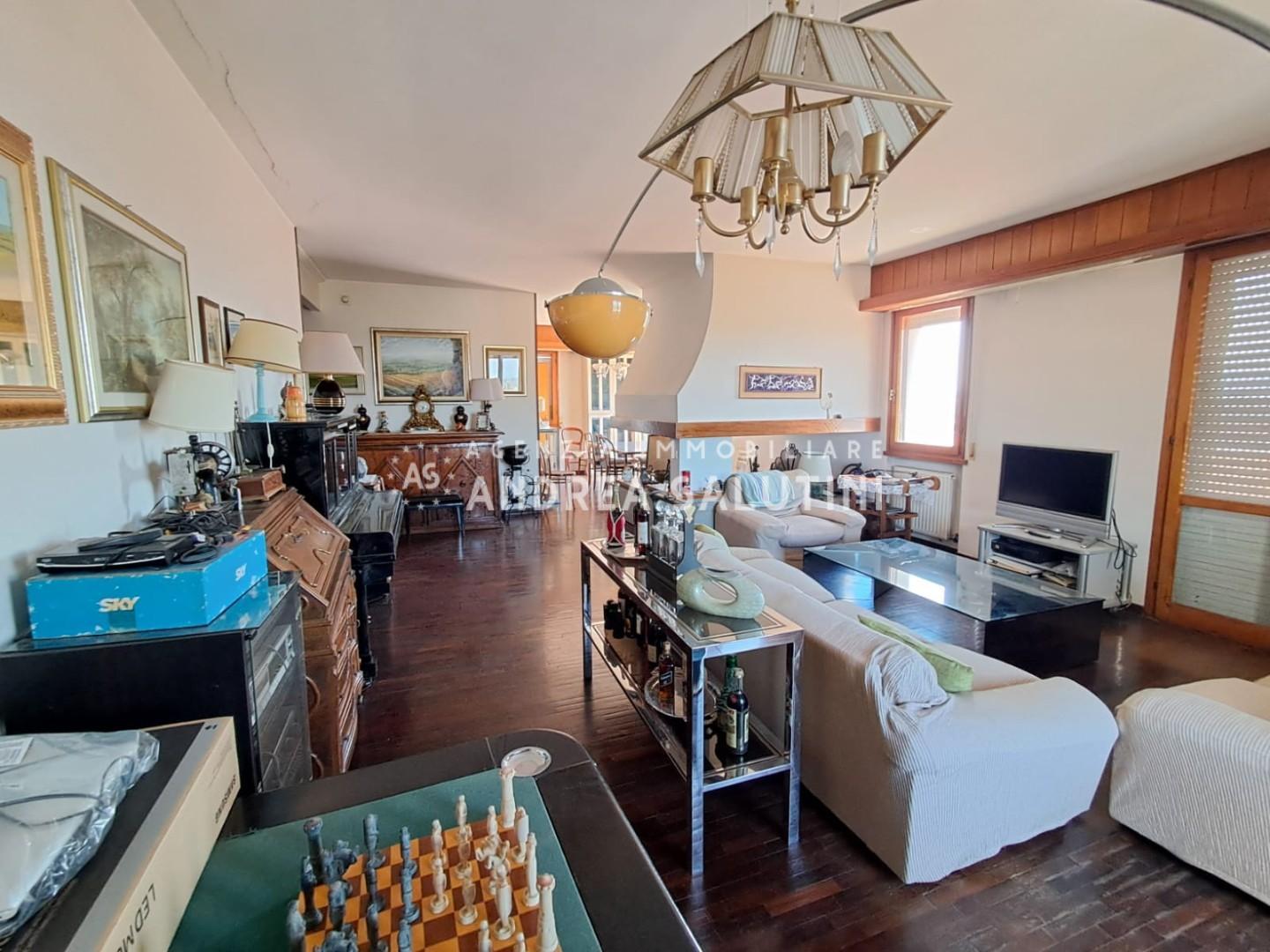 Attico con terrazzo, Pontedera centro